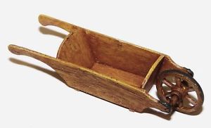 [ PLUSMODELEL053 ] Wooden wheelbarrow 1/35 - 1 stuk (6798053)